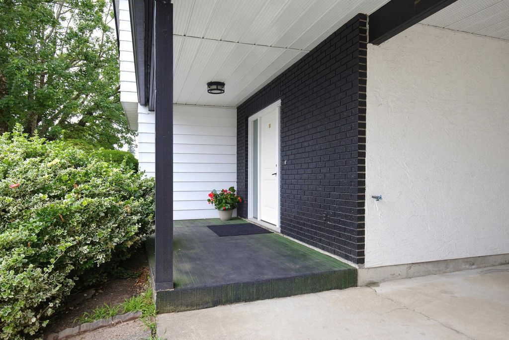 Photo of 34865 Mcleod Avenue, Abbotsford, BC V3G 1G9 (MLS # R3140270)
