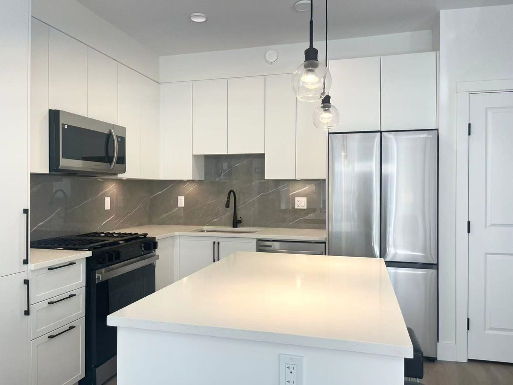 listing image 1108990893981653827