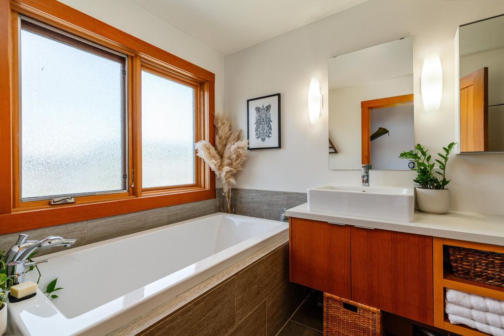 listing image 1106222339818049220