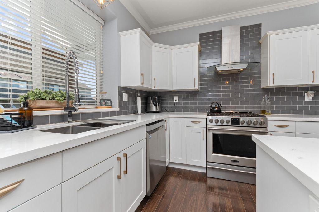 listing image 1109770839739606345