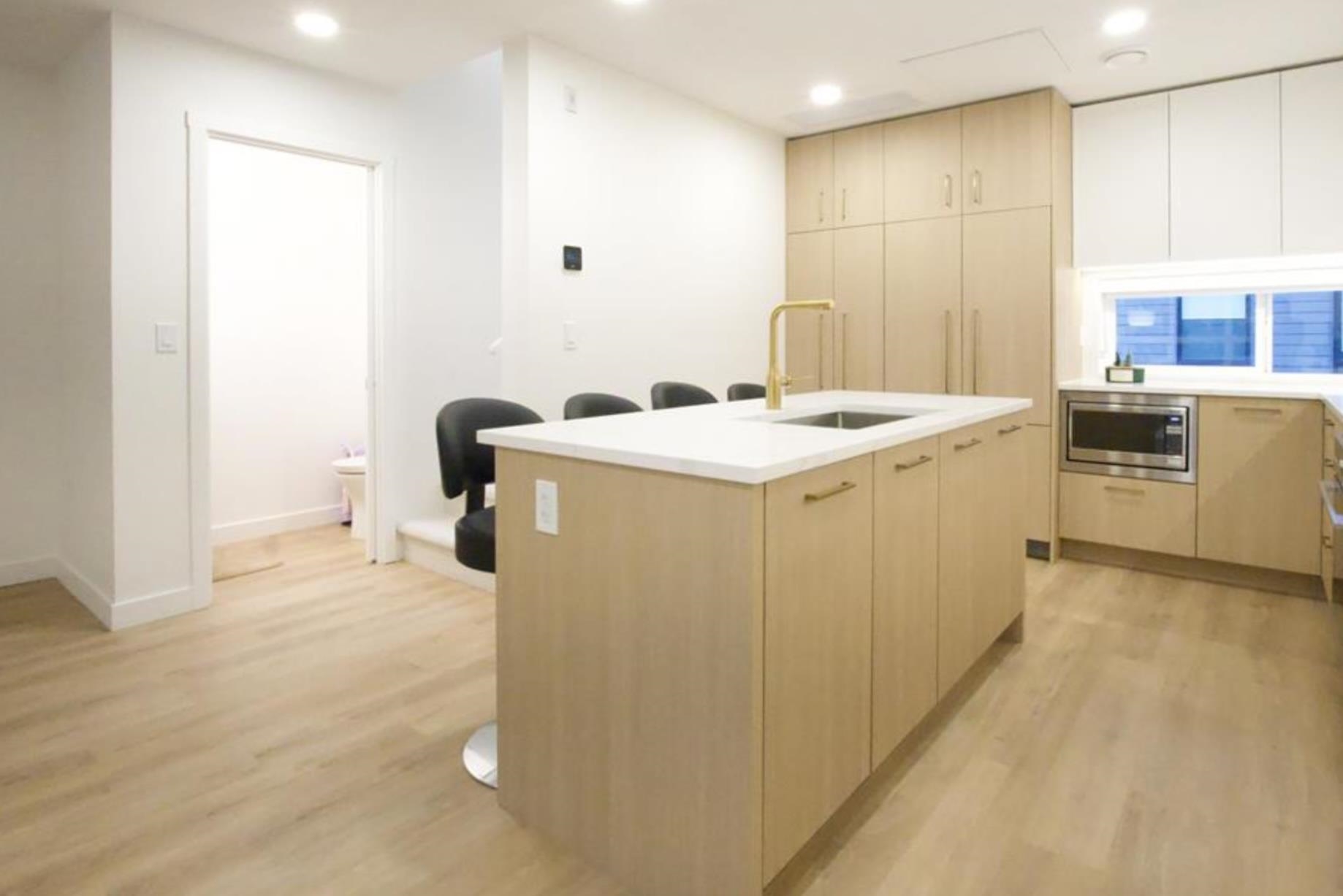 381 Clayton Street 202