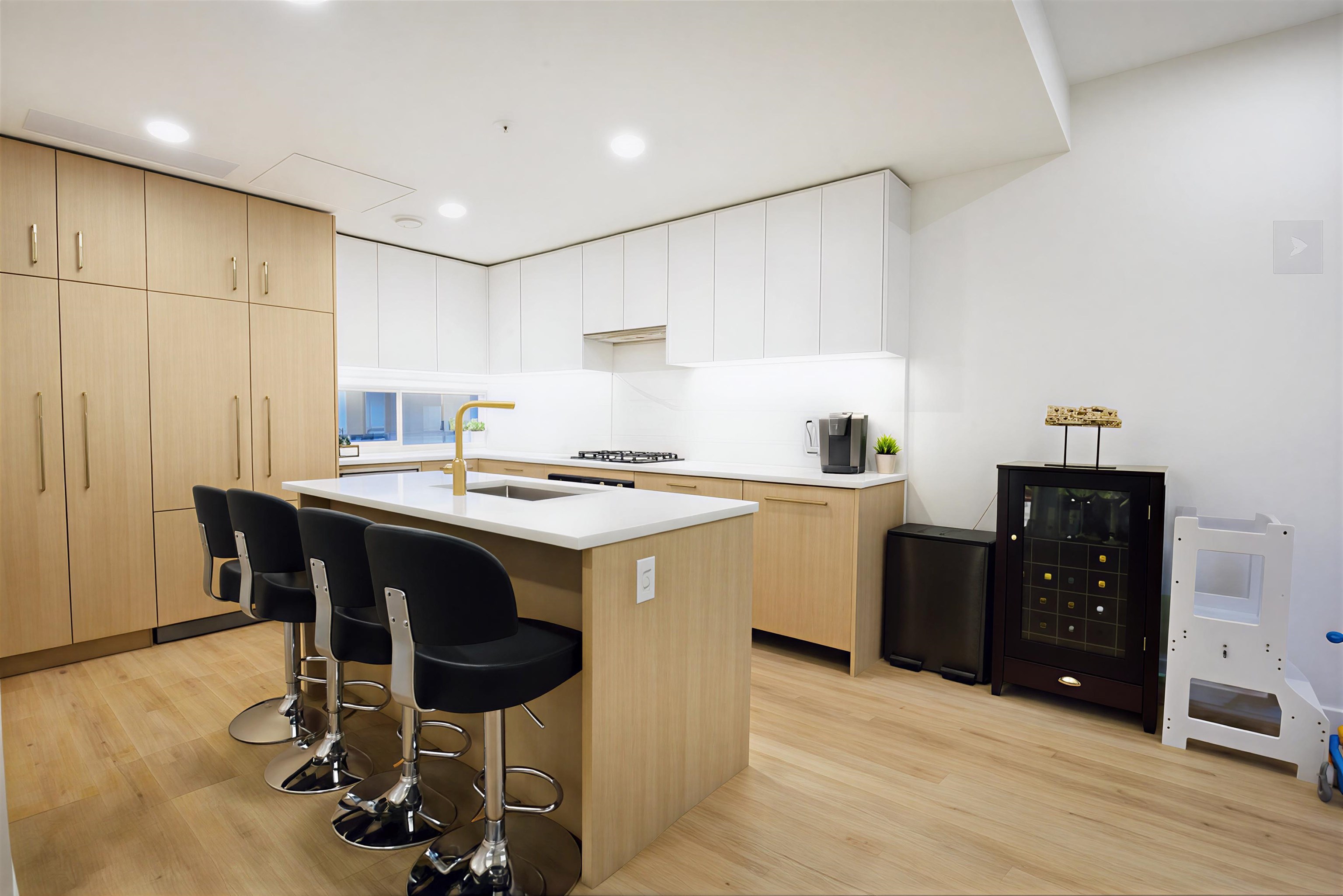 381 Clayton Street 202