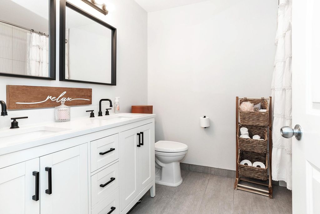 listing image 1108280124679501693