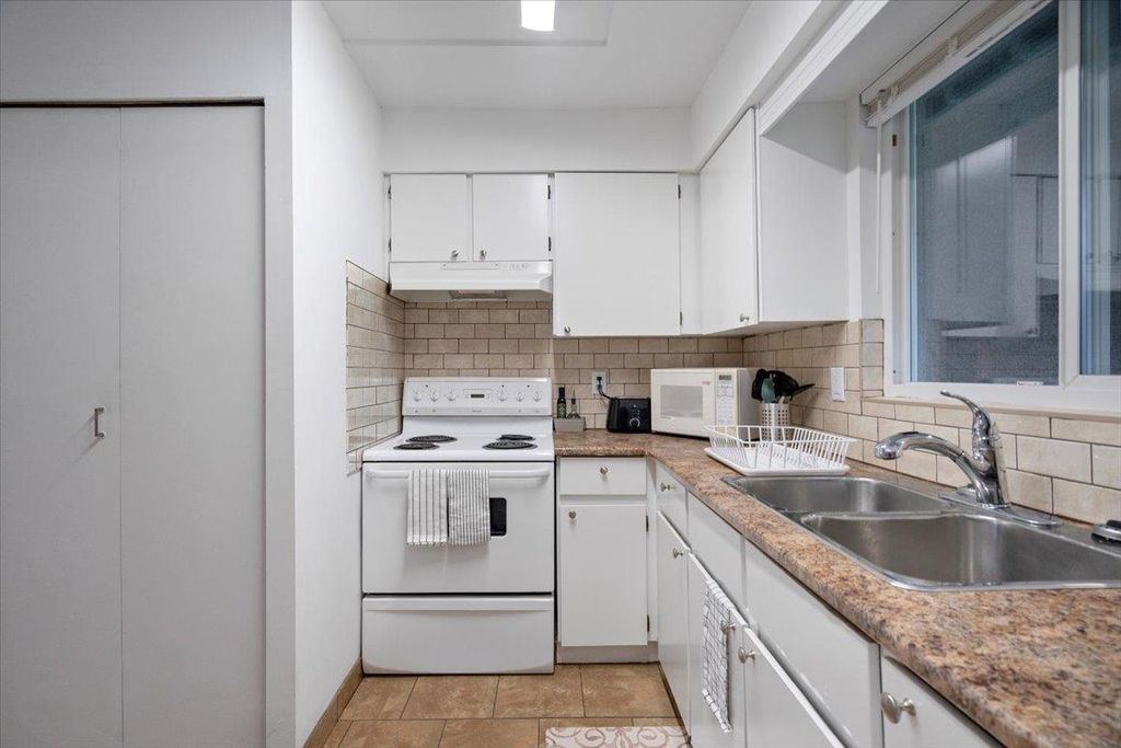 listing image 1101613048418052675