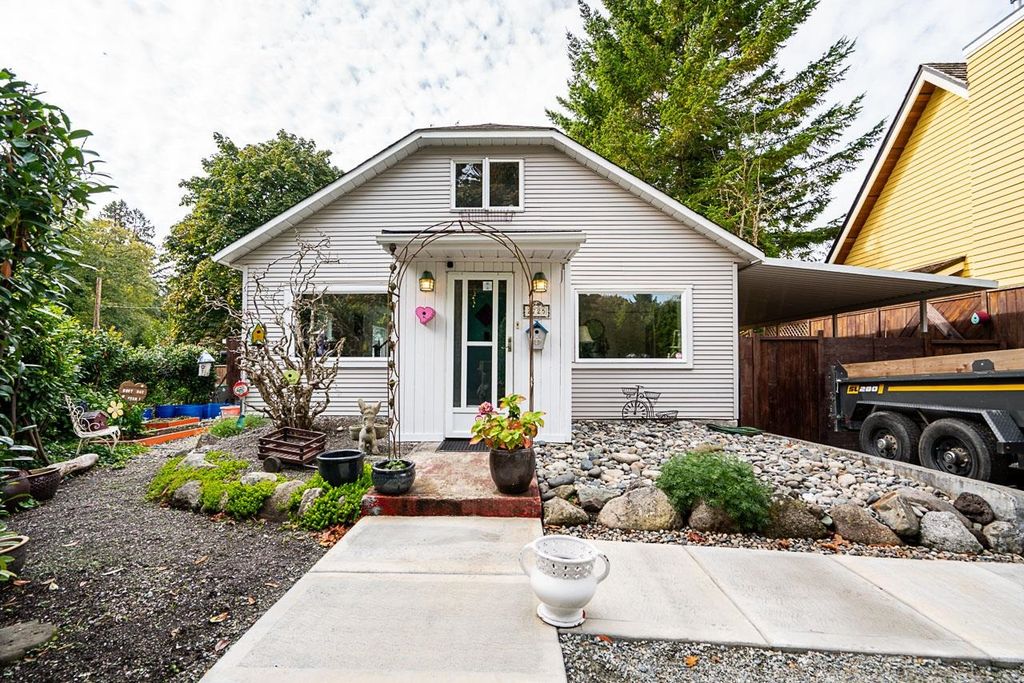 Photo of 2725 Gordon Avenue, Surrey, BC V4A 3J2 (MLS # R3097074)