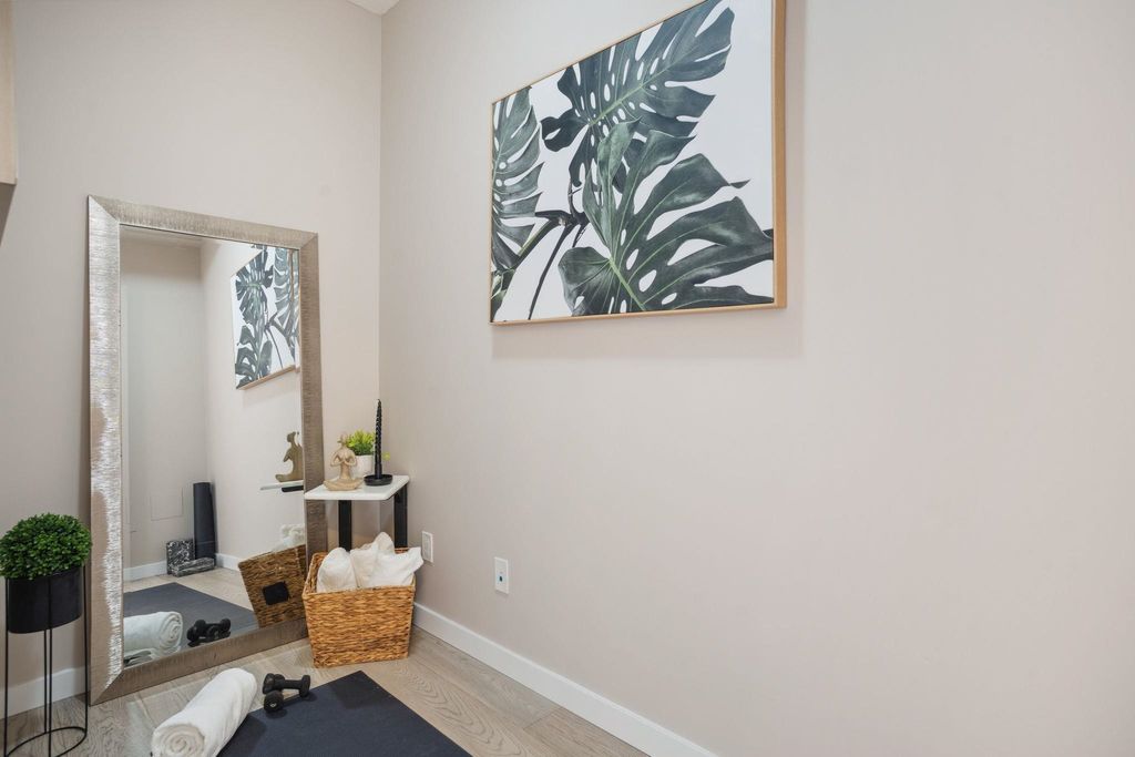 listing image 1109813761758959189