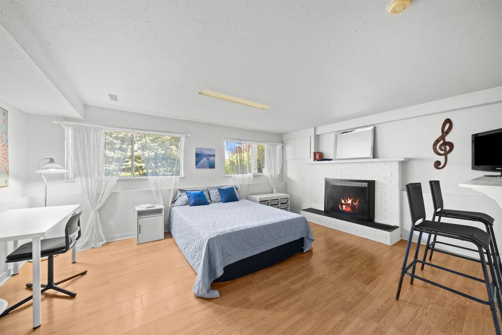 listing image 1107451397596892036