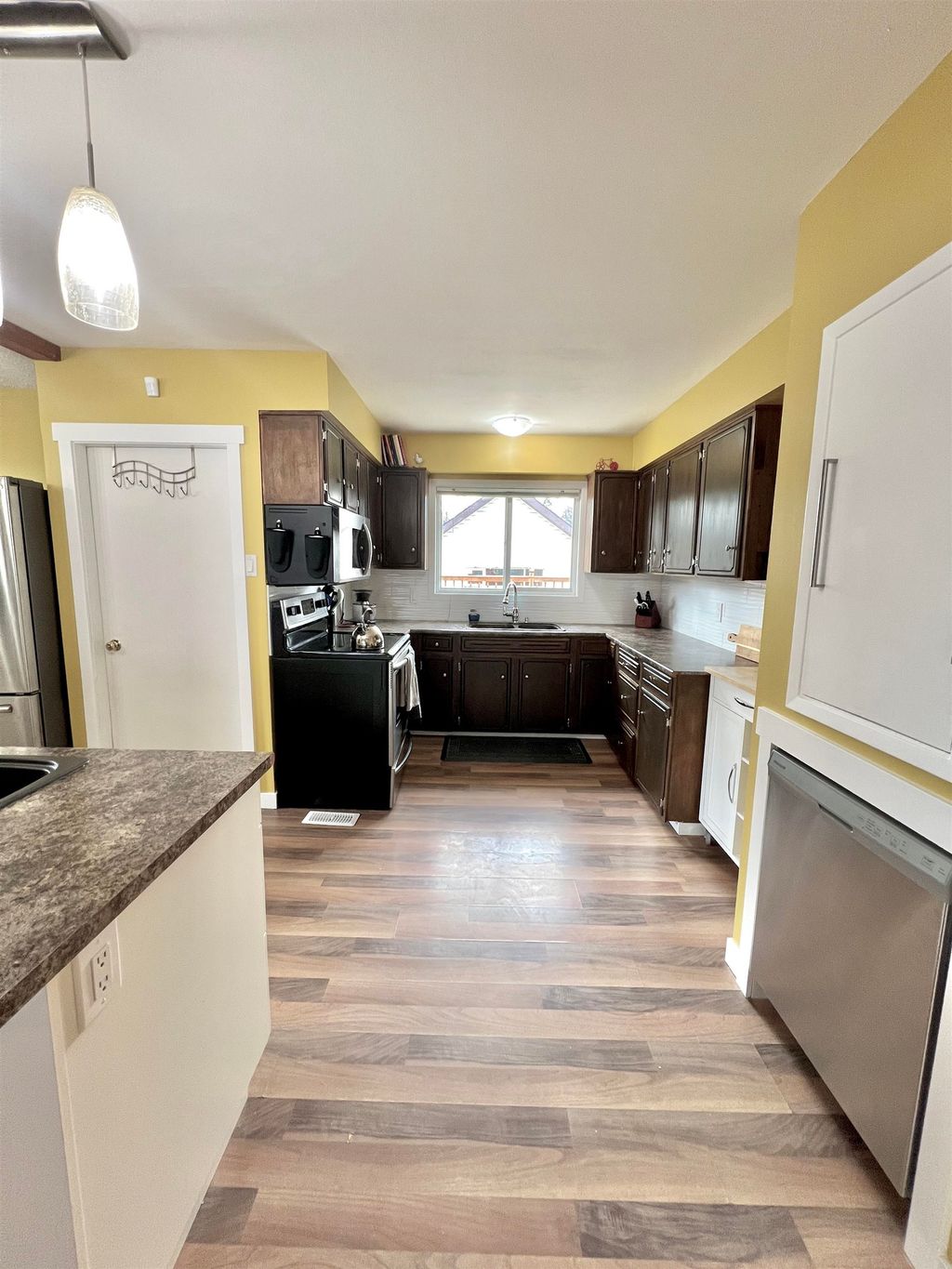 listing image 1103799004395440801