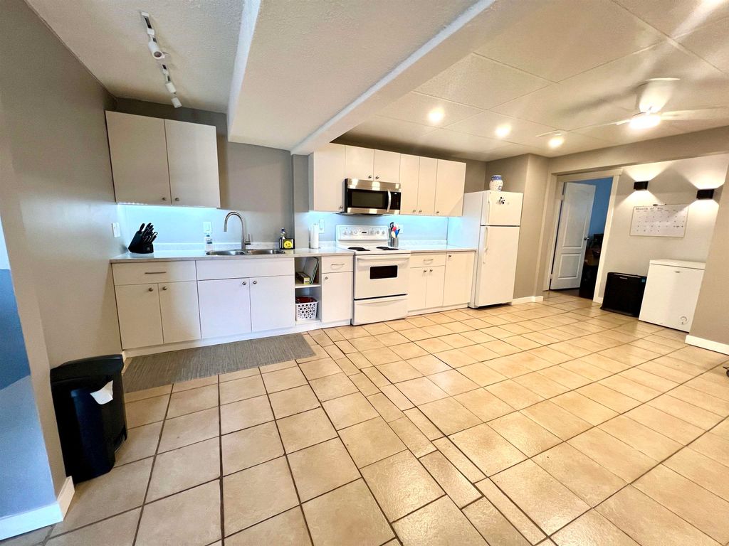 listing image 1108218403105474960