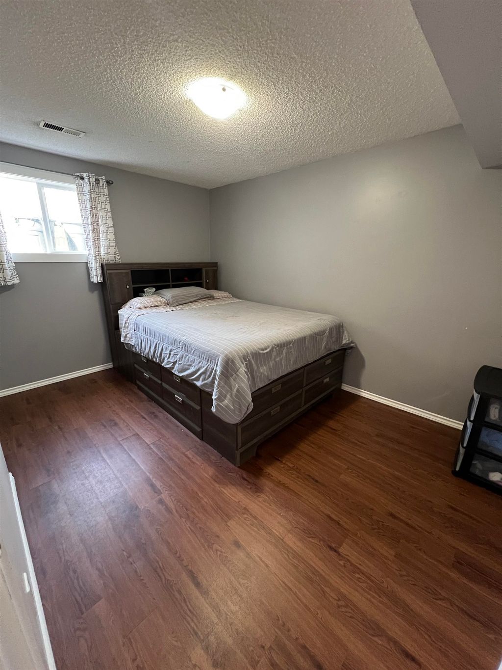 listing image 1106792206589450897