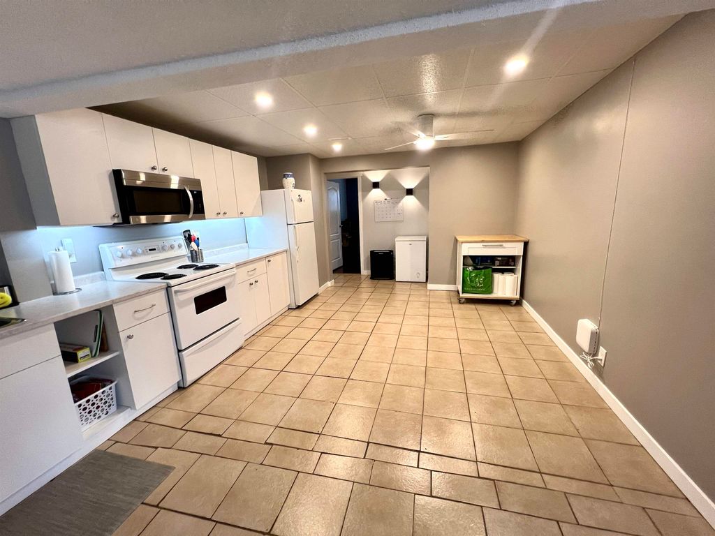 listing image 1101213944653752575
