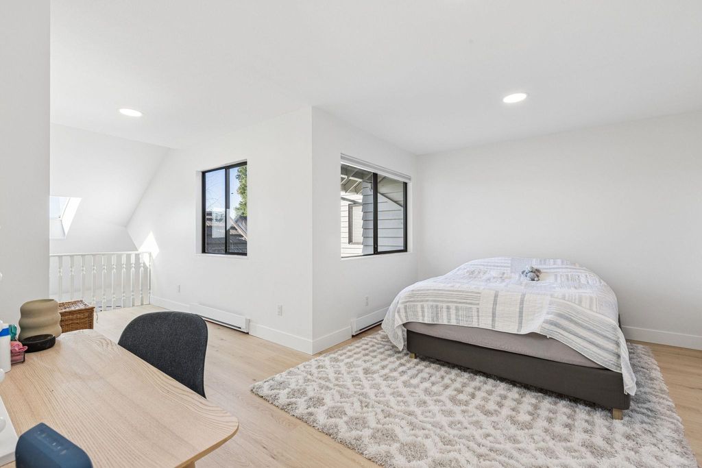 listing image 1102442213903055169