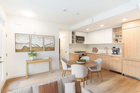 2050 Glenaire Drive 123 North Vancouver BC V7P 1Y3