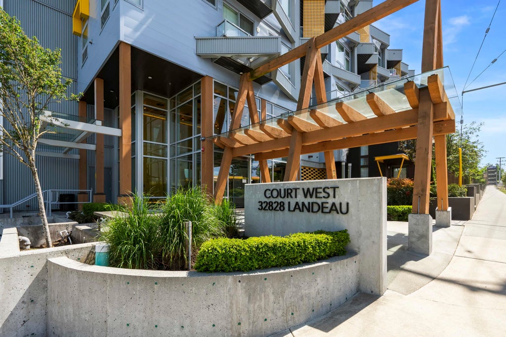 Photo of 32828 Landeau Place #610, Abbotsford, BC V2S 6S6 (MLS # R3123902)