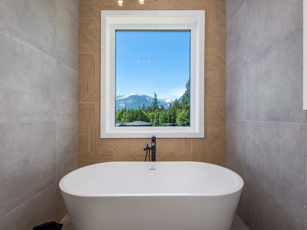 listing image 1102843939930408382