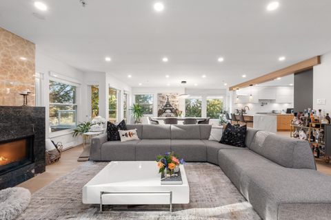 2425 Edgemont Boulevard 11 North Vancouver BC V7P 2L2