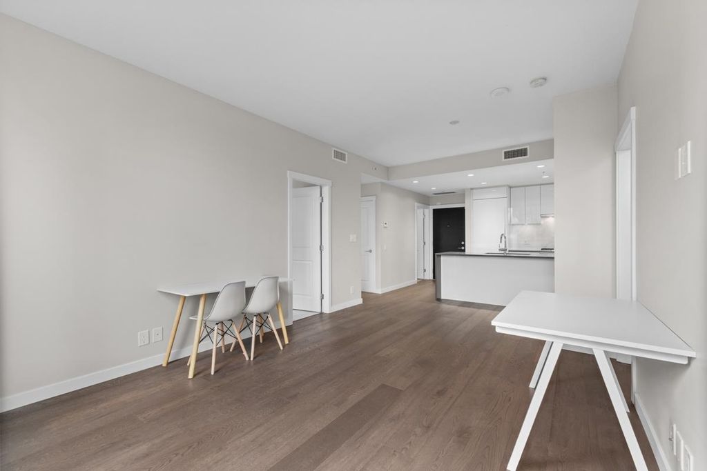 listing image 1104472827375822784