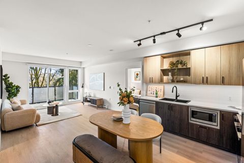 2002 St. George Street 407 Port Moody BC V3H 0N4