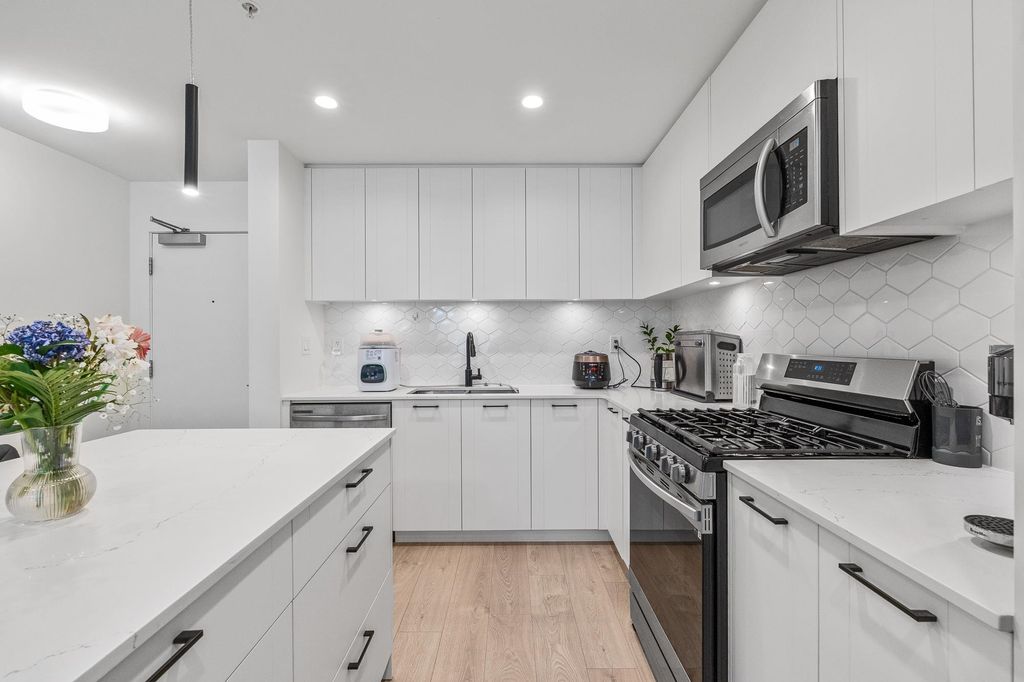 Photo of 20052 83a Avenue #210, Langley, BC V2Y 3P4 (MLS # R3144120)