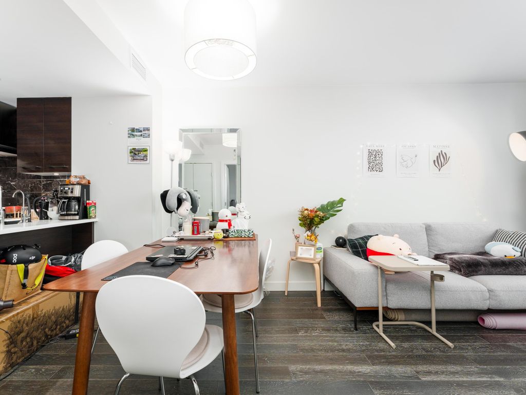 listing image 1106839792323599393