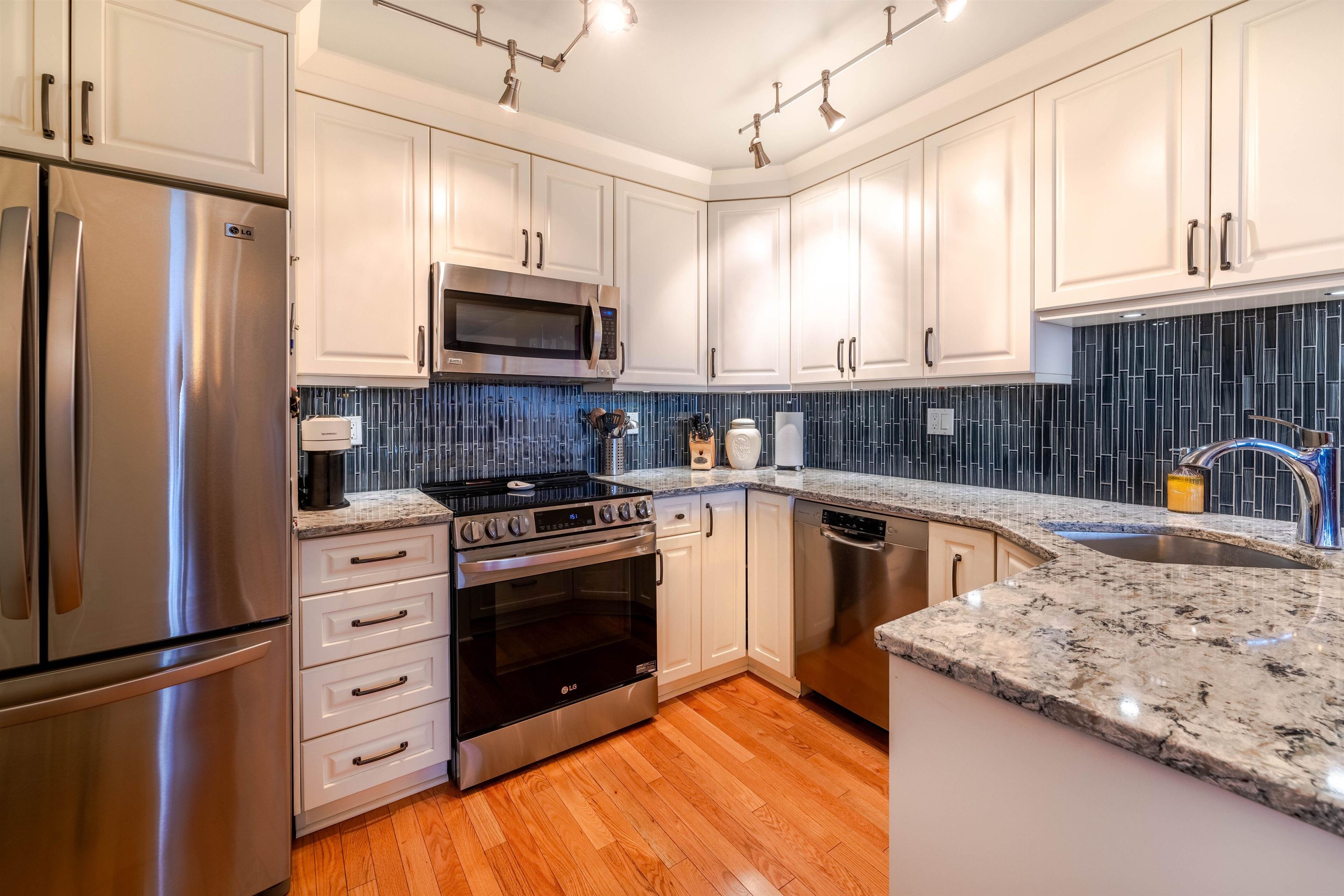 612 Fifth Avenue 1606