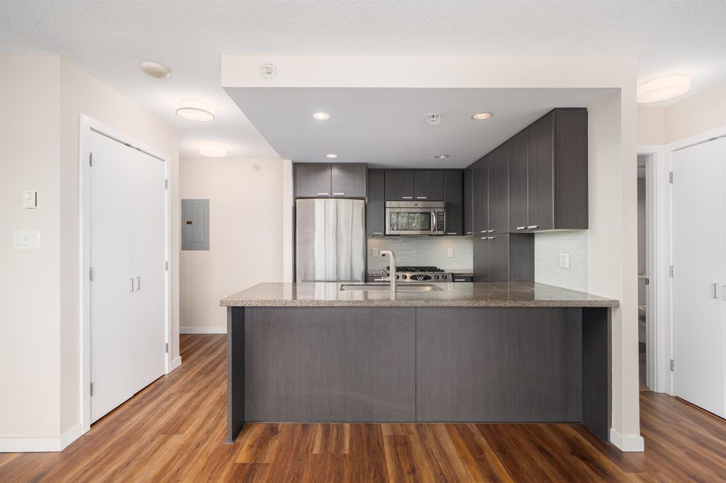 listing image 1106617638959889285