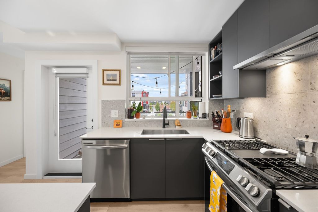 Photo of 7920 206 Street #401, Langley, BC V2Y 3X1 (MLS # R3142956)