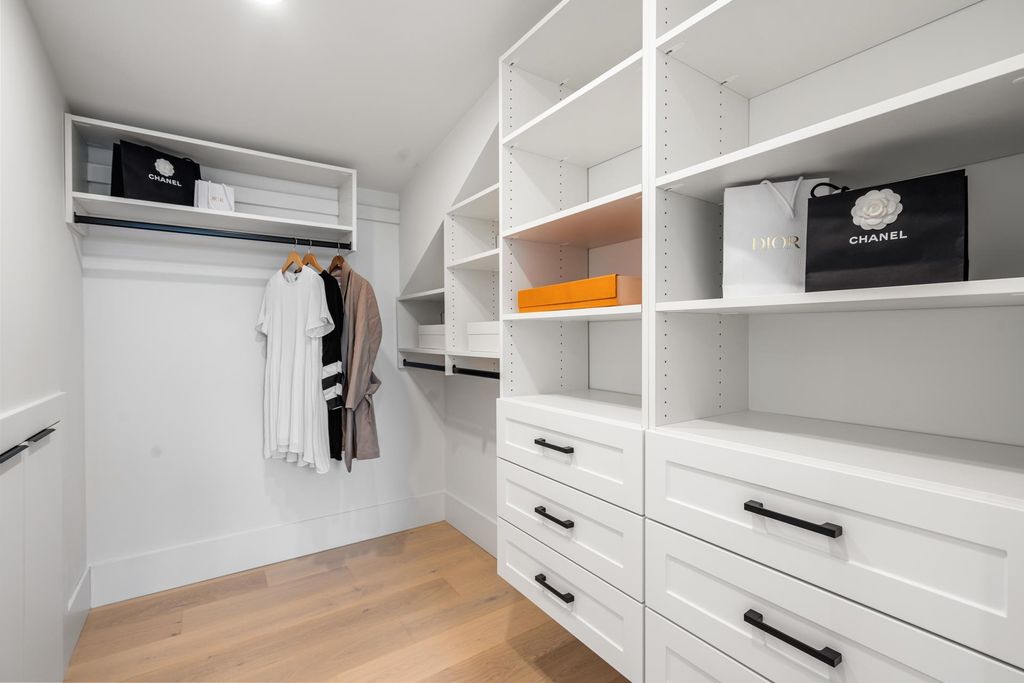 listing image 1104774192351180439