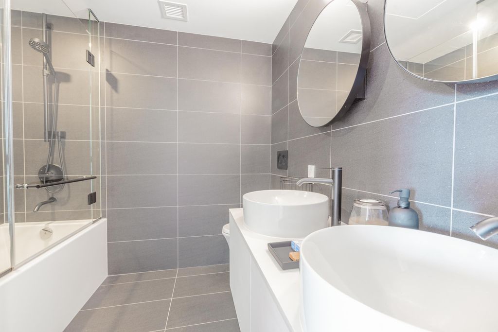 listing image 1102398997994290497