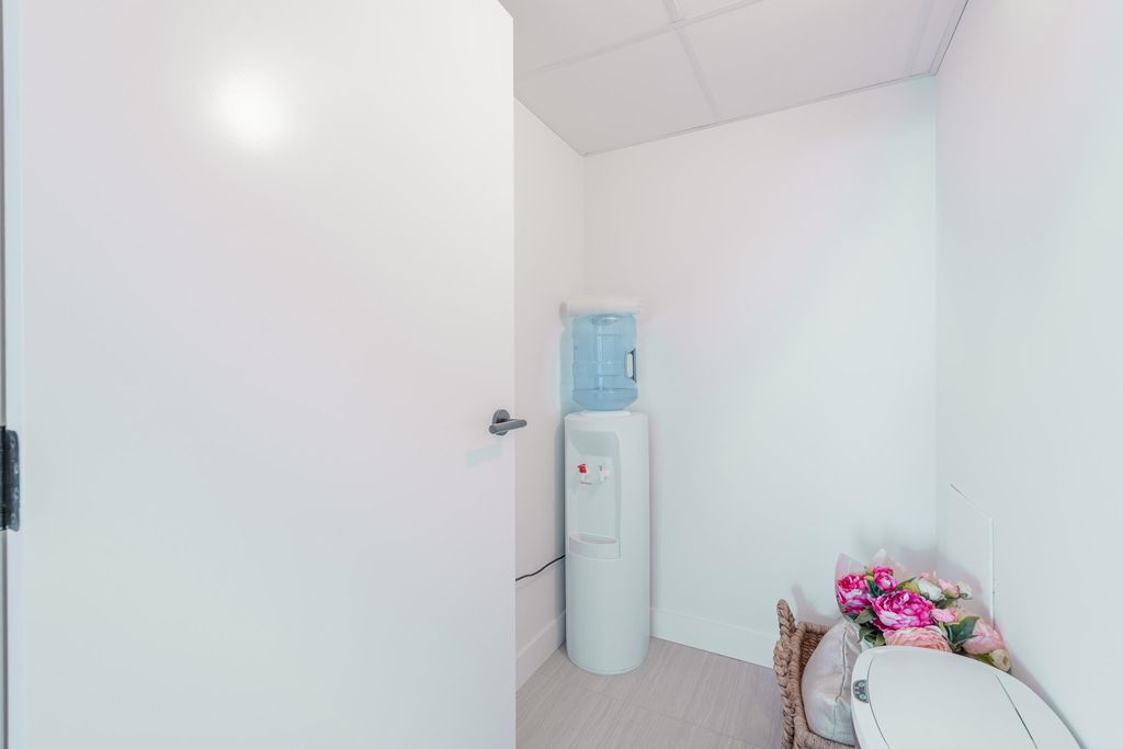 listing image 1106457286324452797