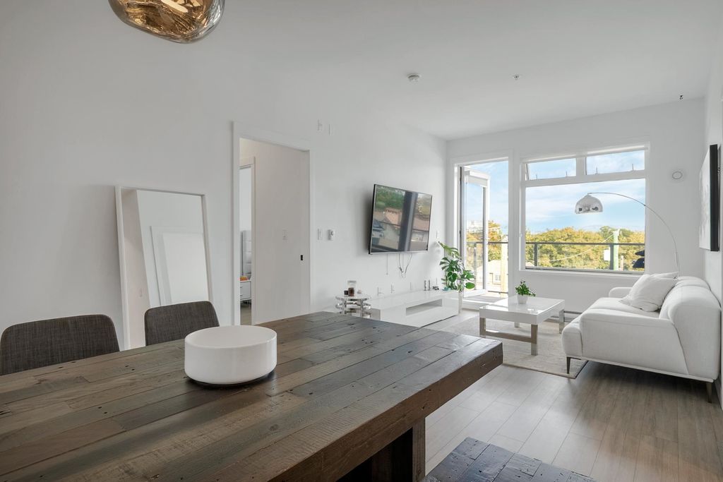 listing image 1103641756106954803