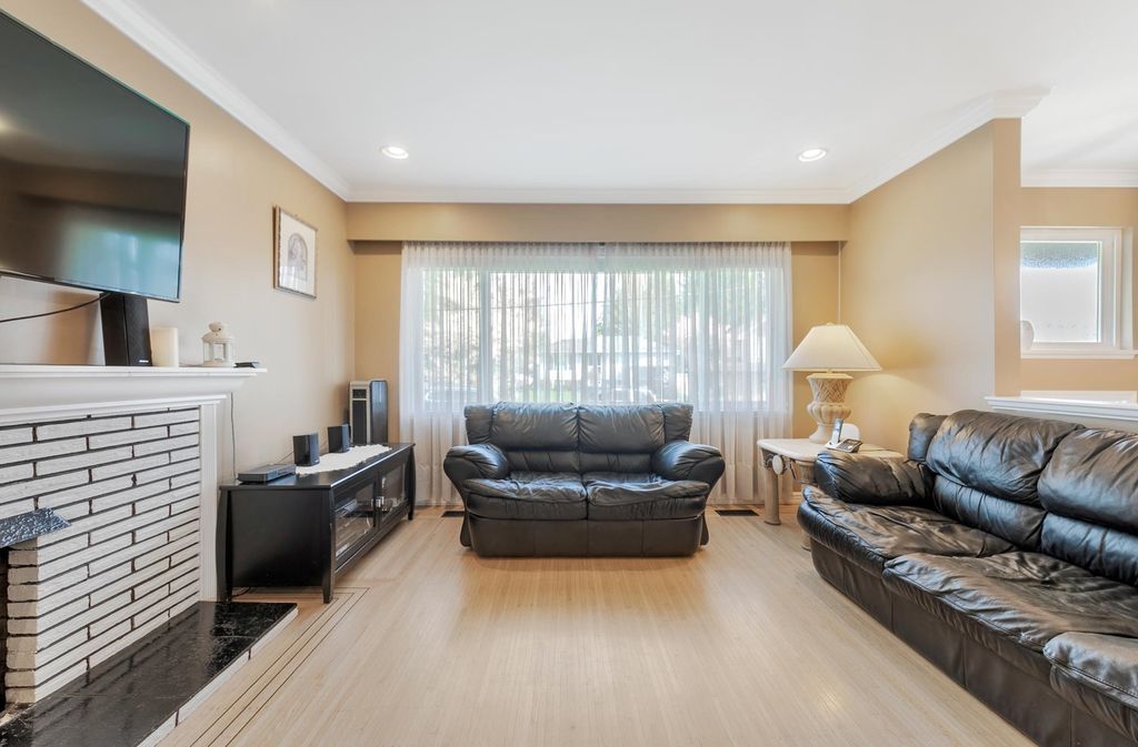 listing image 1103040071963940800