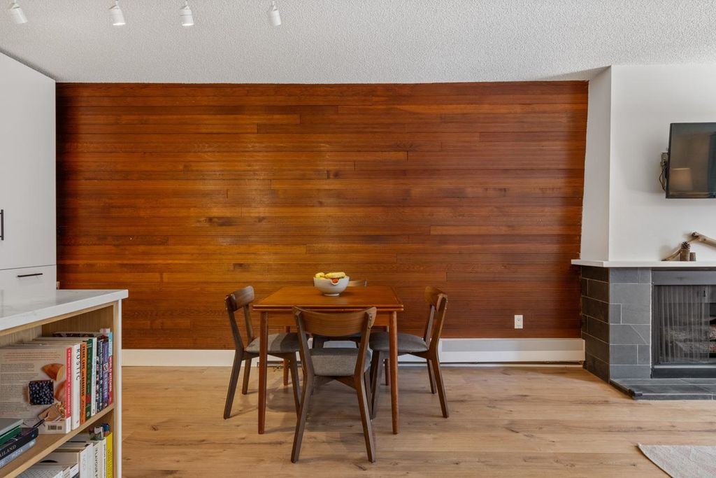 listing image 1102418811465664318