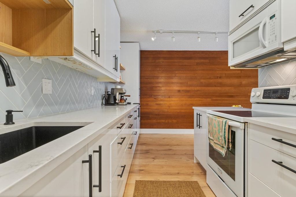 listing image 1102231693103756873