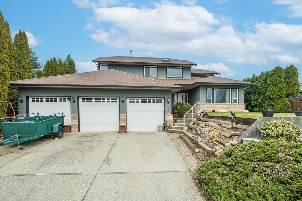 Photo of 2237 Mountain Drive, Abbotsford, BC V3G 1E3 (MLS # R3114335)