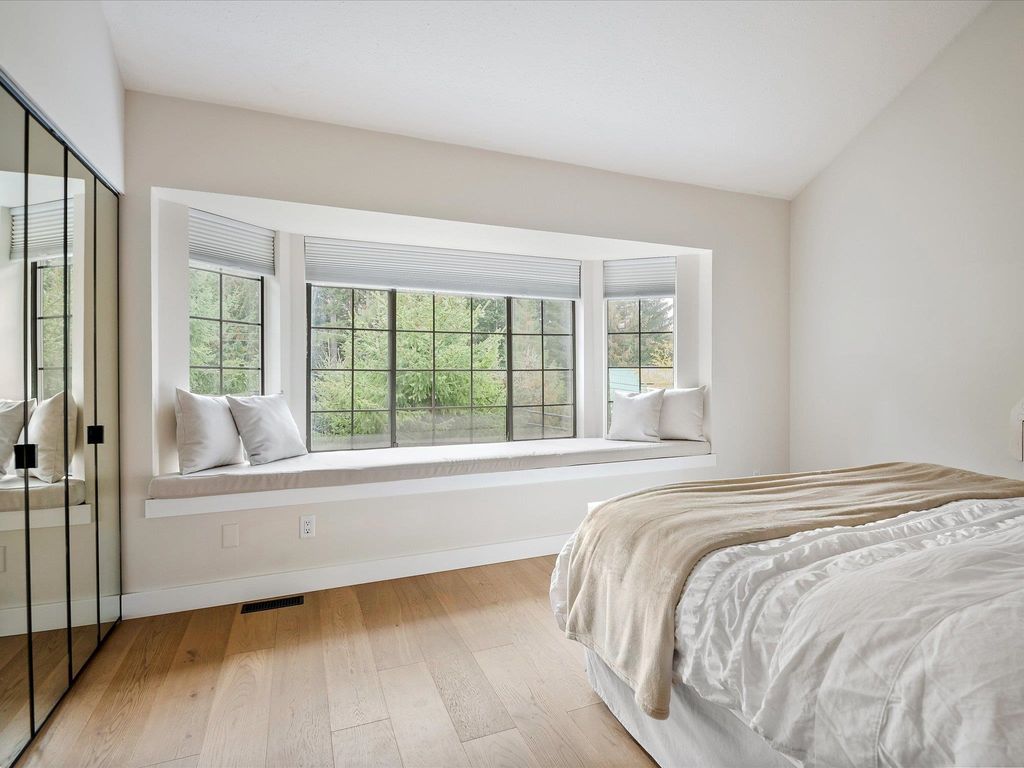 listing image 1104169737792239295