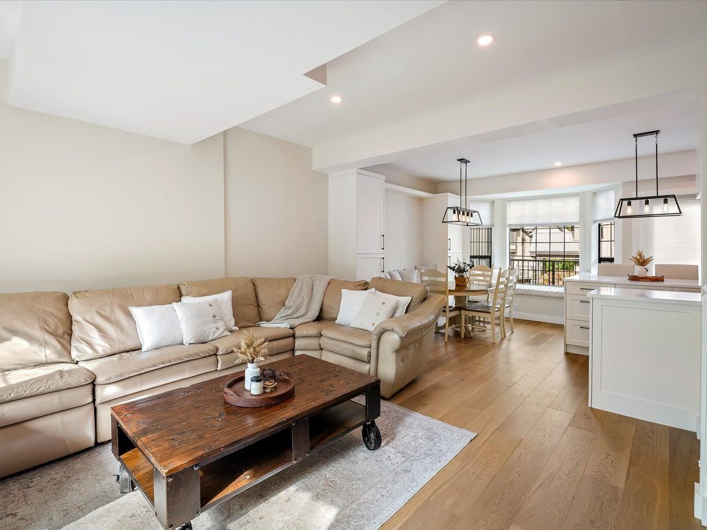 listing image 1102721000879457661