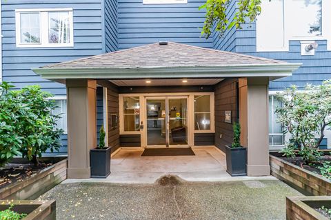 3065 Primrose Lane 305 Coquitlam BC V3B 7P7