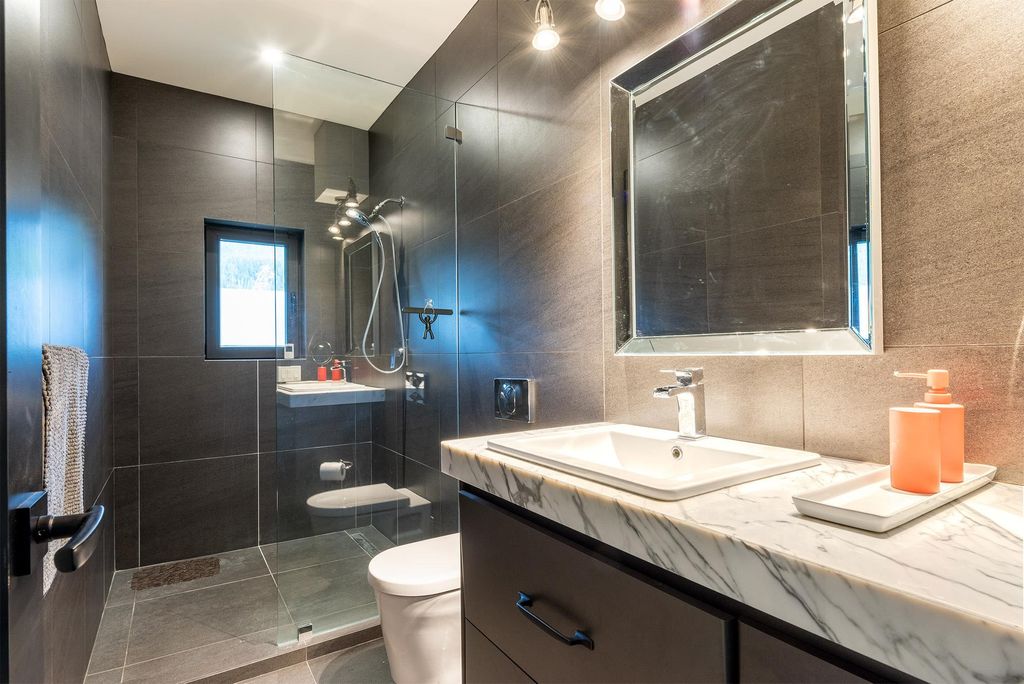 listing image 1106128871728335037