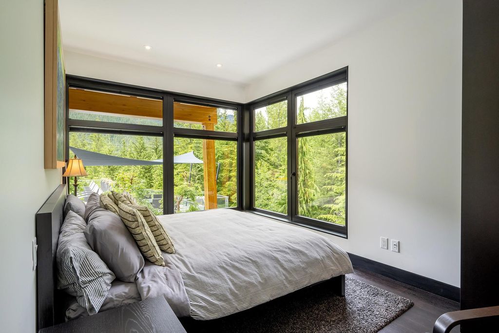 listing image 1104360605524985471