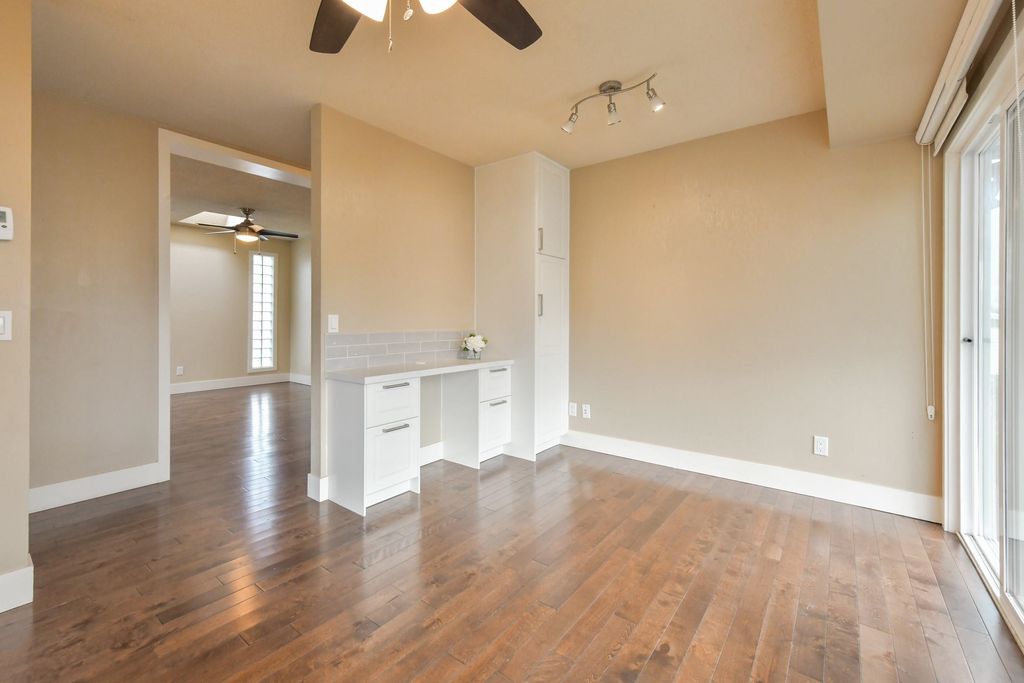 listing image 1104089196279624196