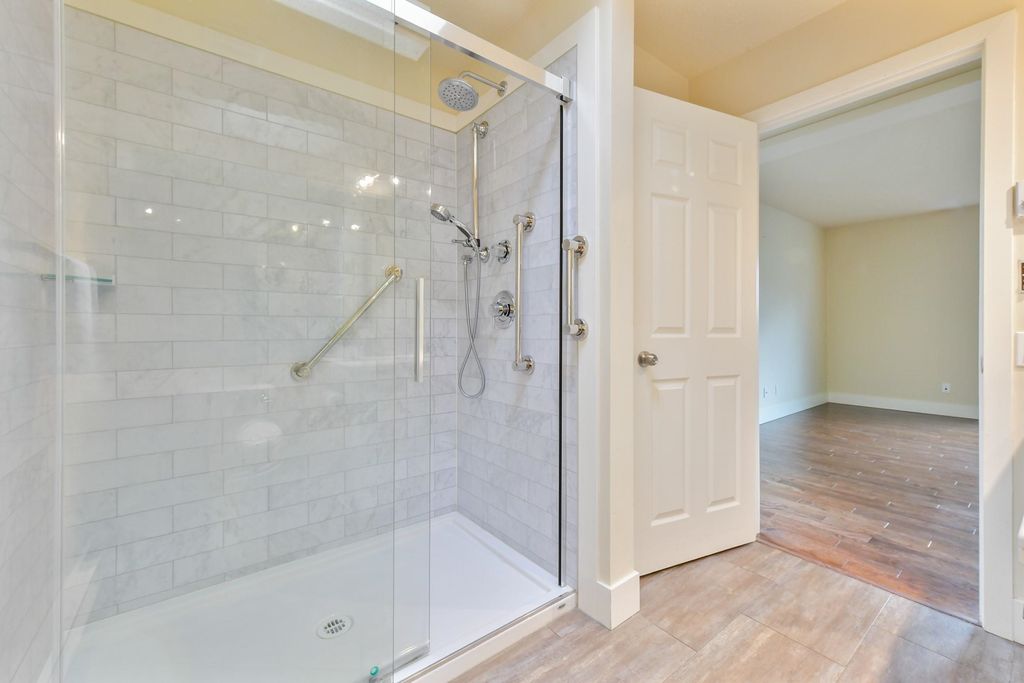 listing image 1104097993322106876