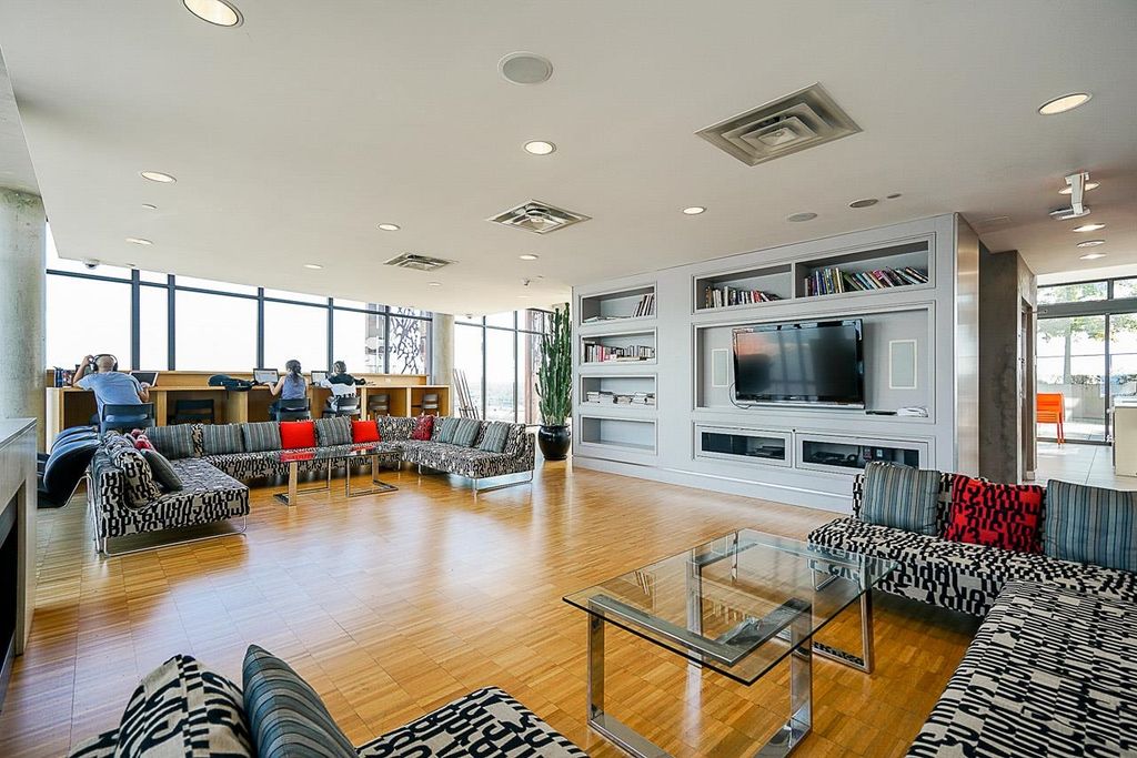 listing image 1103120391103389258