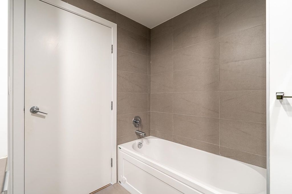 listing image 1106181614561144703