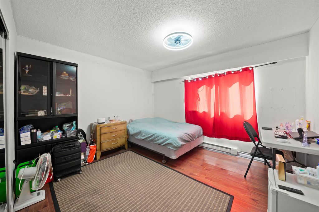 listing image 1106921638835173756