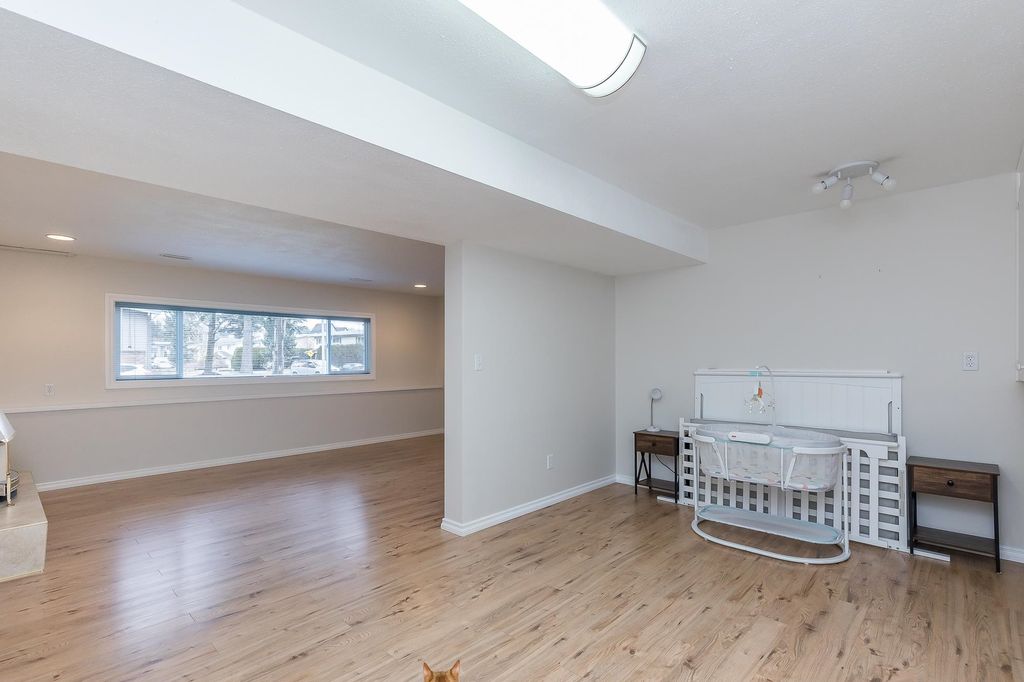 listing image 1103196195896858303
