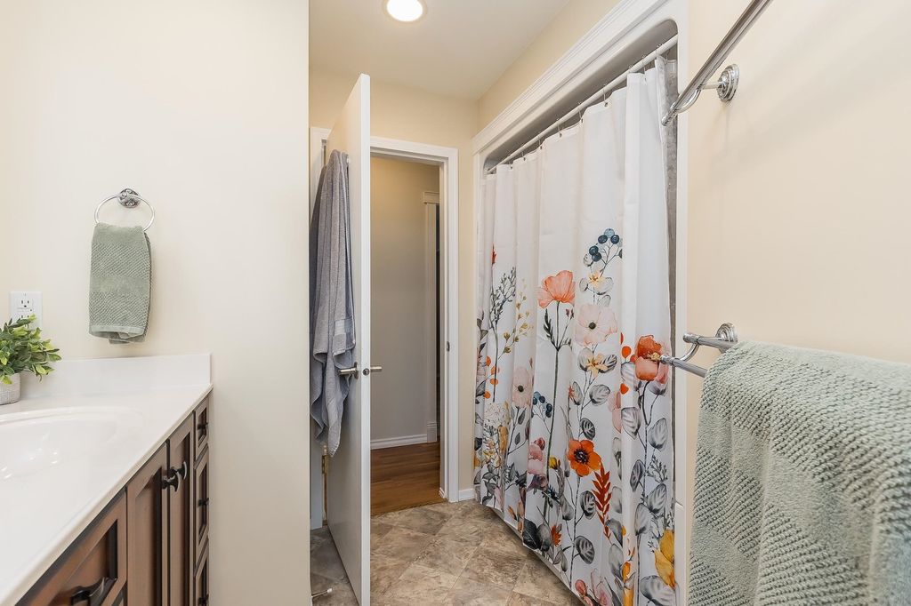 listing image 1106697862372043741