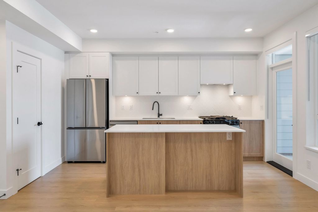 listing image 1104275261939596378