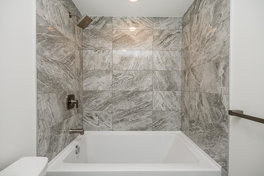 listing image 1101519487146360704