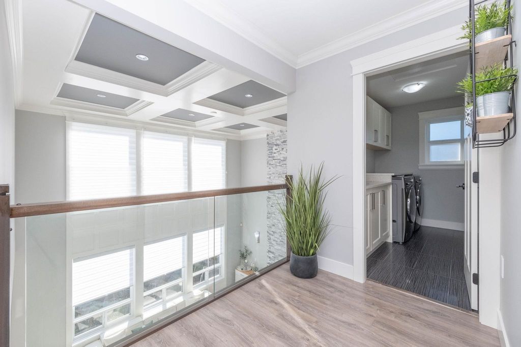 listing image 1106426479865653810